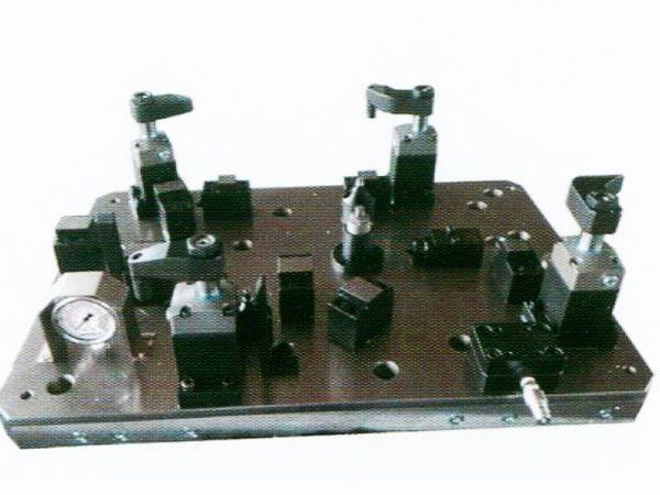 齒輪室罩(zhao)蓋(gai)液壓裌(jia)具(ju)